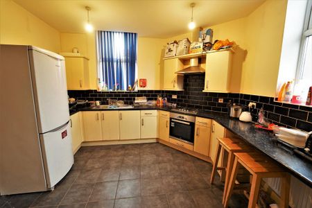 5 bedroom flat to rent - Photo 4