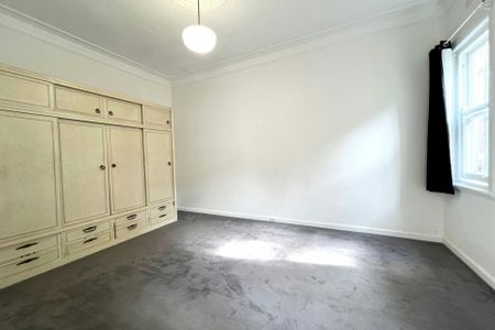 Private 2 bedroom unit with backyard**Open Saturday from 10.45-11am** - Photo 5