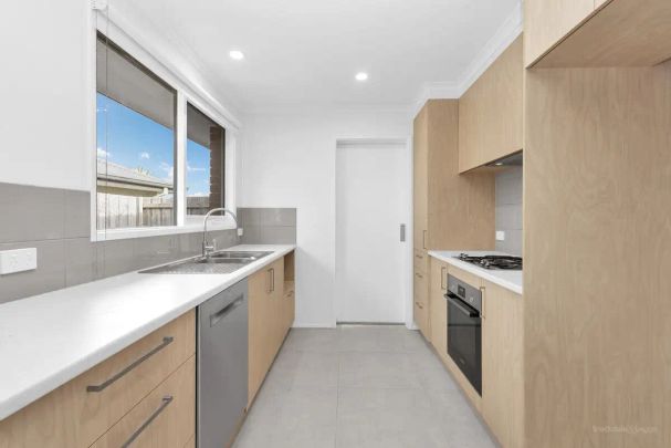 “Cute, charming 3-bedroom house!” - Photo 1