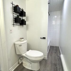 MAJESTUEUX 3 1/2 semi meublé dans un immeuble ancestral (LOGEMENT UNIQUE) - Photo 2