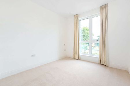 A luxury 2 bed apartment situated beside the River Thames. - Photo 3