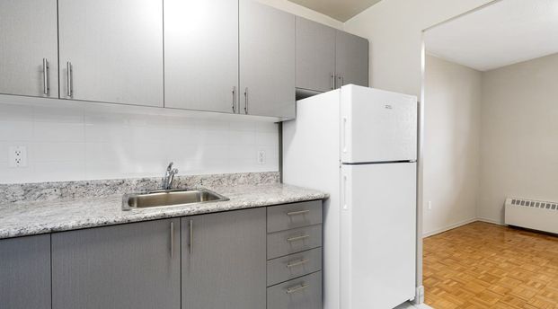 For Lease - 20 Paisley Boulevard Unit# 512, Mississauga, Ontario - Photo 1