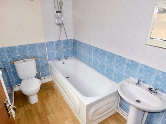 3 bedroom terraced house to rent - Photo 1