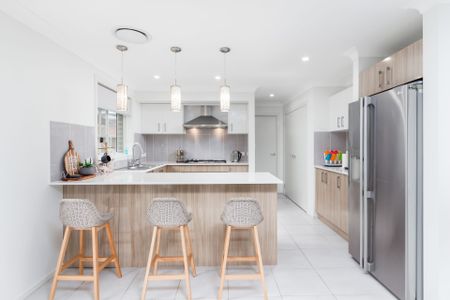 Ideal Family Home - Stunning Double-Storey 4-Bedroom Residence in a Prime Location - Photo 2