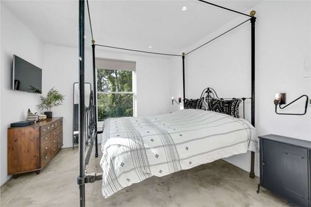 Stylish family home with separate annexe. Set in 1.5 acres of private gardens with tennis court. Situated on the sought after Burhill Private Estate overlooking fields. - Photo 3