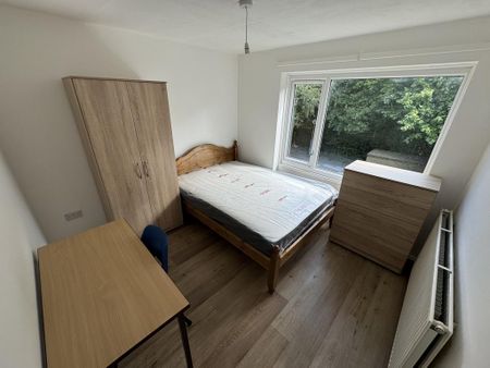 3 bedroom flat to rent - Photo 2