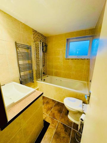 3 bedroom end of terrace house to rent - Photo 3