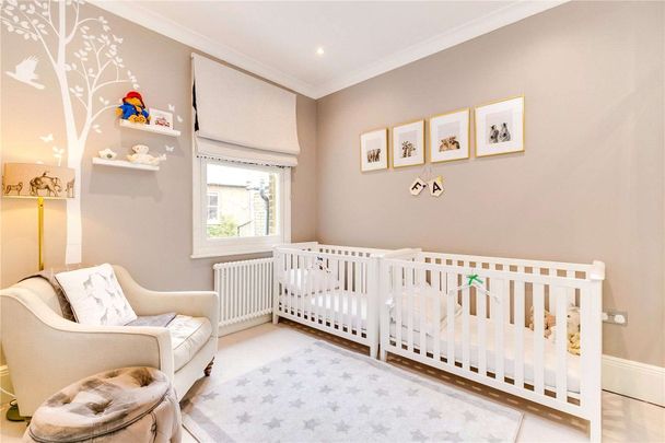 Charming 4 bedroom family home off Battersea Square. - Photo 1