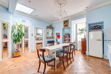 A unique double-aspect fourth floor flat (without lift), lovingly refurbished by the owners offering a bright and spacious Chelsea pied-a-terre. Minimum Tenancy Length: EPC rating E | Council Tax Band G - Photo 3