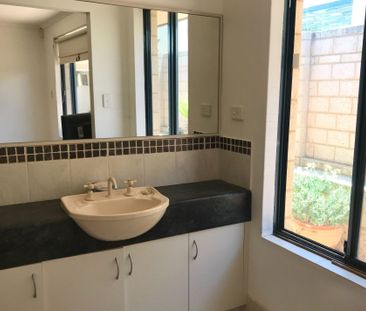 Coastal Charm & Comfort Just 200m from Avalon Bay - Photo 1