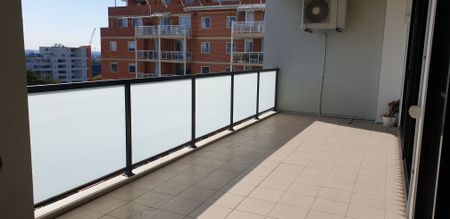 Luxury & C. B.D Located 3-Bedroom Apartment with Stunning City & District Views - Photo 5