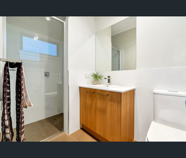 Modern townhouse in prime position within the inner-west - Photo 5