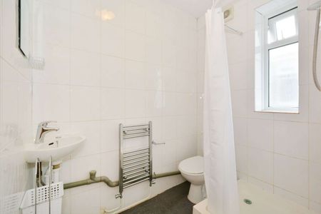 Spacious four bedroom terraced house in a great location. - Photo 2