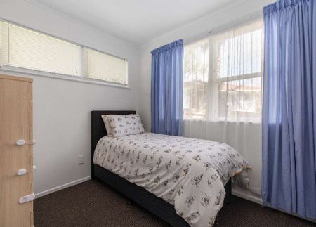 Three bedroom home in Manurewa! - Photo 3