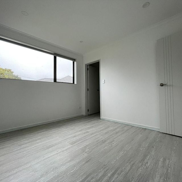 Stylish new home with a big lounge and kitchen - Photo 1