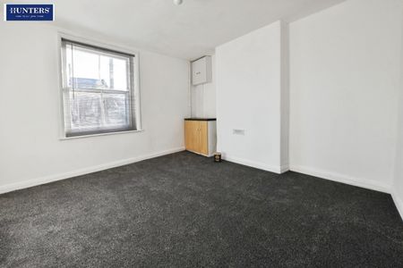 2 bedroom Flat To Let - Photo 3