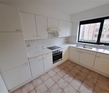 Een goed gelegen appartement op de tweede verdieping met garage - Photo 3