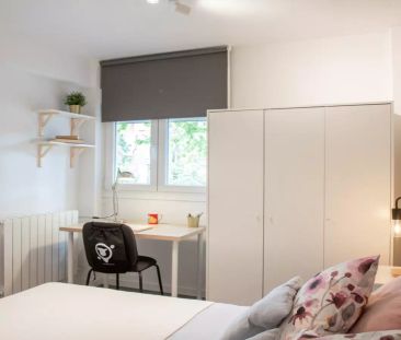 Double bed in Rooms for rent in 5-bedroom apartment in Latina - Photo 6