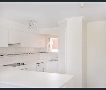 Townhouse In Great Location! - Photo 4