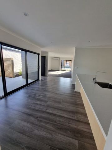 Beautiful and Modern - Delightful Family Home! - Photo 5