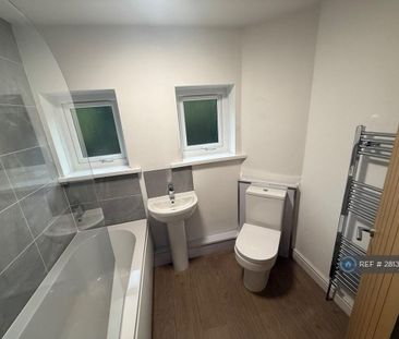 2 bedroom semi-detached house to rent - Photo 6