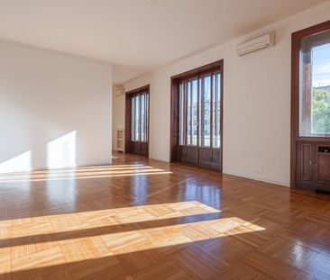 Elegant and Spacious Apartment in the Porta Nuova District - Photo 1