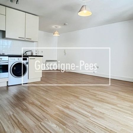 Skyline Plaza, RG21 - Photo 3