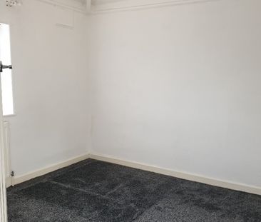 3 Bed Semi-Detached House, Hollin Park Crescent, LS8 - Photo 3