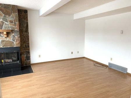 Spacious 3 Bedroom Townhouse in Glendale - Photo 3