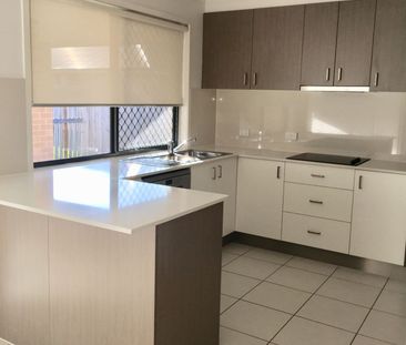 SPACIOUS DUPLEX IN PRIME LOCATION - Photo 3