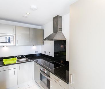 2 bedroom Flat To Let - Photo 5