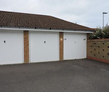 2 bedroom mid-terrace to rent Hudson Close, Eastbourne, East Sussex - Photo 3