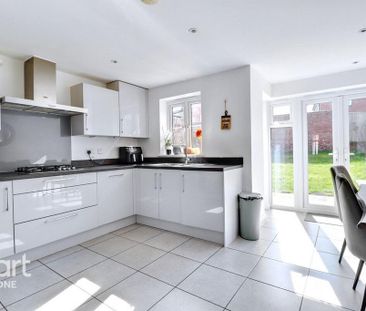 4 bedroom semi-detached house to rent - Photo 4