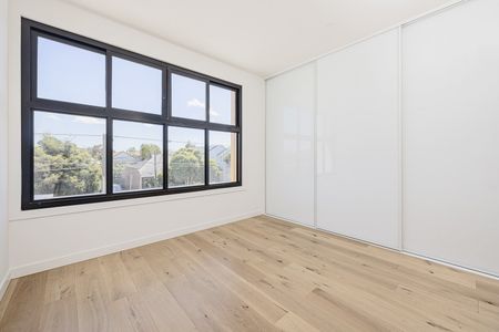 2/70 Dundas Street, Thornbury VIC 3071 - Photo 4