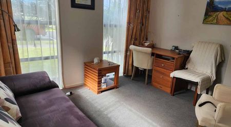 Spacious 4BR Home in Flat Bush - Photo 3