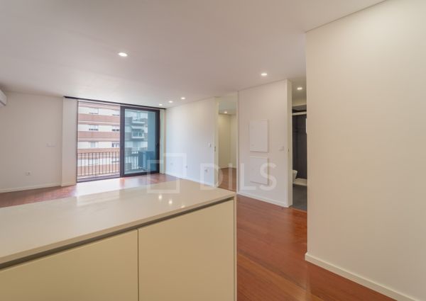 Apartamento T1 com varanda - Novo - Casa da Musica - Rotunda Boavista