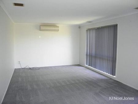 27 Rangeview Terrace, BULLEEN - Photo 3