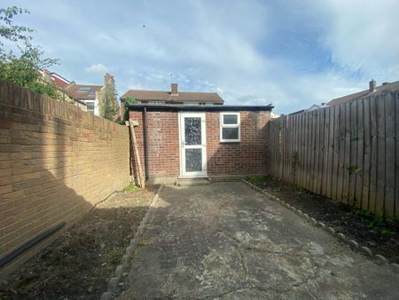 4 bedroom terraced house to rent - Photo 3