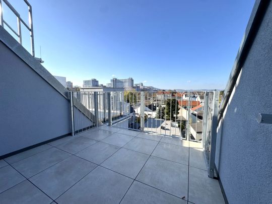 Dachgeschossausbau mit Terrasse & Klimaanlage - Erstbezug - Photo 1