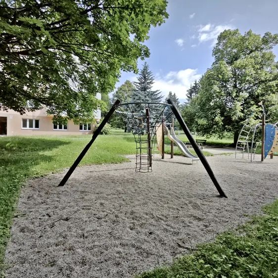 Nabízíme k pronájmu panelový zrekonstruovaný byt 3+kk nedaleko centra Jihlavy, ulice U Hřbitova - Photo 1