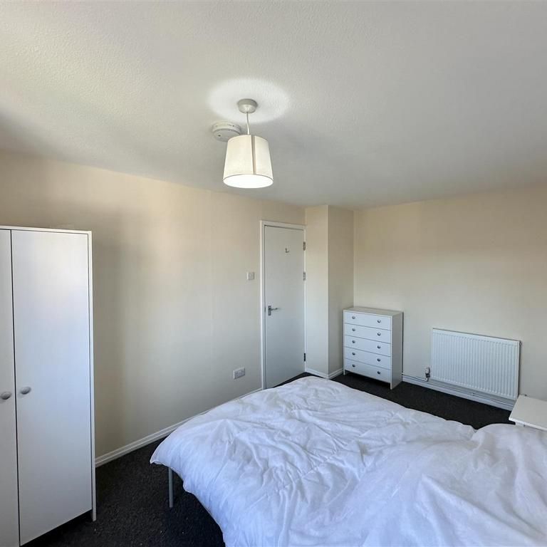 1 bedroom in a house share to rent - Photo 1
