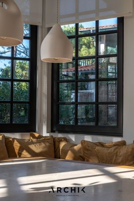 Architecture des années 30 d'inspiration néo basque, cette sublime maison de 220 m2 située en 2ème ligne du Bassin sur un terrain de 740 m2 fait partie des premières maisons bâties au Pyla sur Mer et dispose d'un accès privé à un chemin qui conduit à la plage. - Photo 1