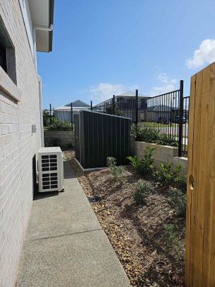 GREAT LOCATION-NEAR NEW FULLY DUCTED 3 BED 2 BATH TOWNHOUSE - Photo 1