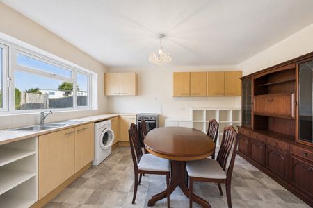 3 bedroom Flat in Yorktown Road, Sandhurst - Photo 4