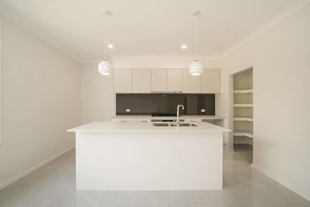 EXECUTIVE FAMILY LIVING IN PRESTIGIOUS MACARTHUR HEIGHTS !!! - Photo 4