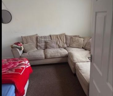 Room in a Shared House, Fearnville Place, LS8 - Photo 1