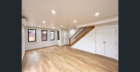 Modern 2-Bedroom, 1-Bathroom, 1-Powder room Townhouse with Courtyard and Carpark - Photo 2