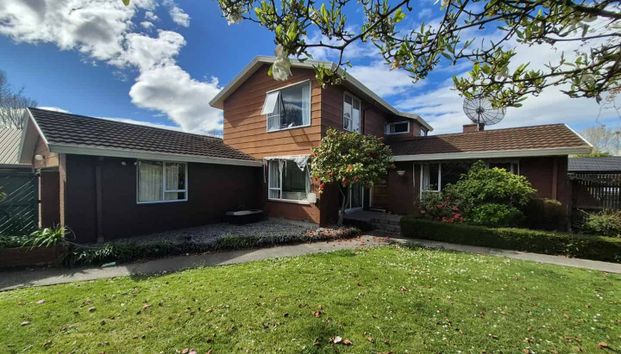 Burnside Gem – Spacious 4-Bedroom, 2-Bathroom Home - Photo 1