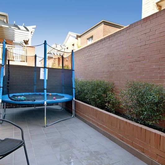 STYLISH & SPACIOUS GROUND FLOOR APARTMENT - Photo 1