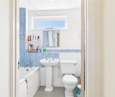 The Larches, Woking, Surrey, GU21 - Photo 5